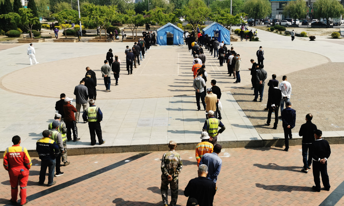 Male residents queue up for nucleic acid testing on a plaza in port city Dalian, Northeast China’s Liaoning Province, on May 17, 2022 when the city launched a citywide testing for different genders on Tuesdays and Thursdays respectively. Photo: IC