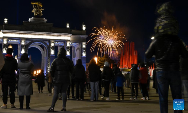 People watch fireworks at VDNH (The Exhibition of Achievements of National Economy) as part of celebrations of the Victory Day in Moscow, Russia, on May 9, 2022.(Photo: Xinhua)