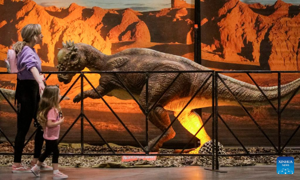 People look at a life-size dinosaur model at the Jurassic Quest exhibition at Vancouver Convention Centre in Vancouver, British Columbia, Canada, on May 13, 2022. Photo:Xinhua