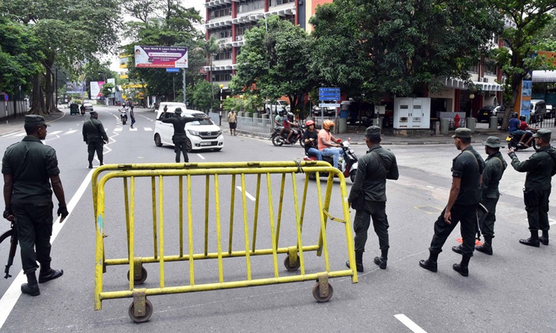 Servicemen stand guard on a street in Colombo, Sri Lanka, May 10, 2022. Mahinda Rajapaksa resigned as Sri Lanka's prime minister on Monday as violent protests broke out, and a nationwide curfew has been imposed until Wednesday.(Photo: Xinhua)