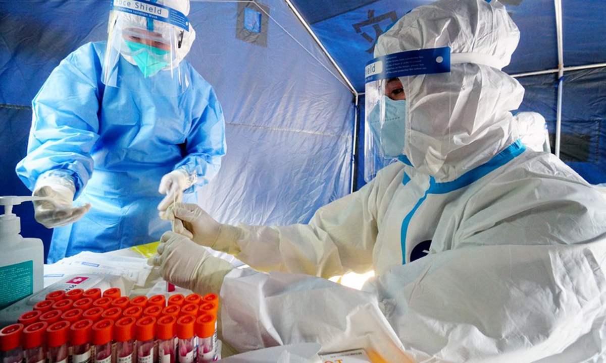 Young volunteers work at a nucleic acid testing site in Fengtai District of Beijing, capital of China, May 4, 2022. Photo: Xinhua