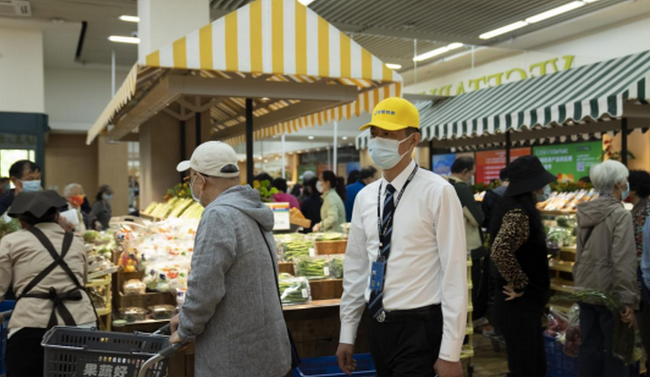 A property agent from 5I5j Holding Group checks supplies at a supermarket in Chaoyang district on May 1. Photo: Courtesy of 5I5j Holding Group 
