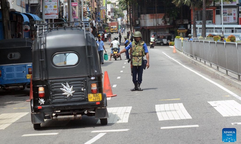 A serviceman is seen on duty on a street in Colombo, Sri Lanka, on May 11, 2022. Violent protests in Sri Lanka led to the resignation of Prime Minister Mahinda Rajapaksa on Monday. A nationwide curfew was then imposed.(Photo: Xinhua)