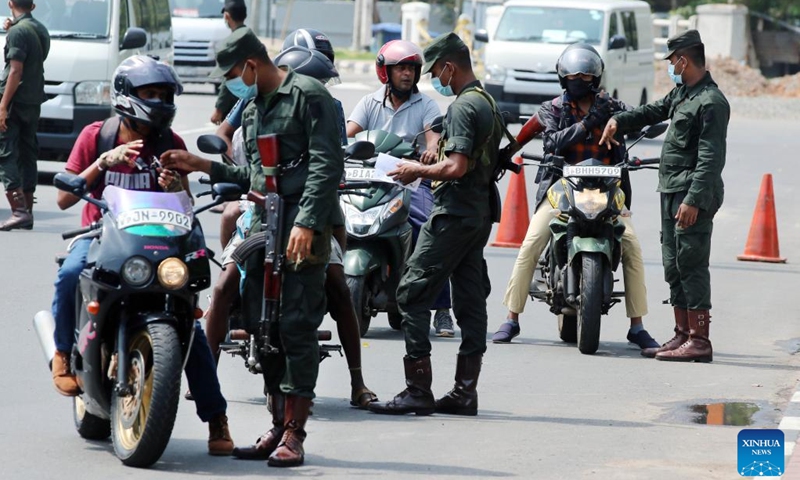 Servicemen are seen on duty on a street in Colombo, Sri Lanka, on May 11, 2022. Violent protests in Sri Lanka led to the resignation of Prime Minister Mahinda Rajapaksa on Monday. A nationwide curfew was then imposed.(Photo: Xinhua)