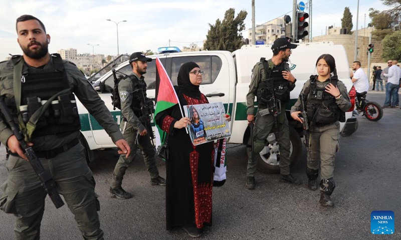 A Palestinian woman holds a picture of Al-Jazeera journalist Shireen Abu Akleh during a protest in Jerusalem, on May 11, 2022. The killing of Al-Jazeera journalist Shireen Abu Akleh in the occupied West Bank on Wednesday morning sparked condemnation and outrage among the Palestinians.(Photo: Xinhua)
