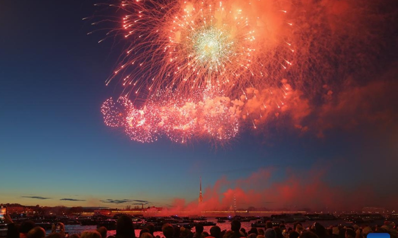 Photo taken on May 9, 2022 shows fireworks commemorating the 77th anniversary of the victory in the Great Patriotic War in St. Petersburg, Russia.(Photo: Xinhua)