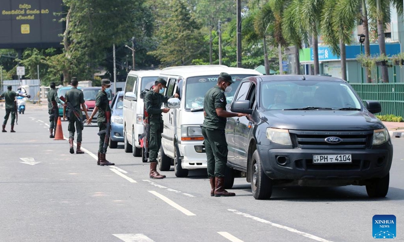 Servicemen are seen on duty on a street in Colombo, Sri Lanka, on May 11, 2022. Violent protests in Sri Lanka led to the resignation of Prime Minister Mahinda Rajapaksa on Monday. A nationwide curfew was then imposed.(Photo: Xinhua)
