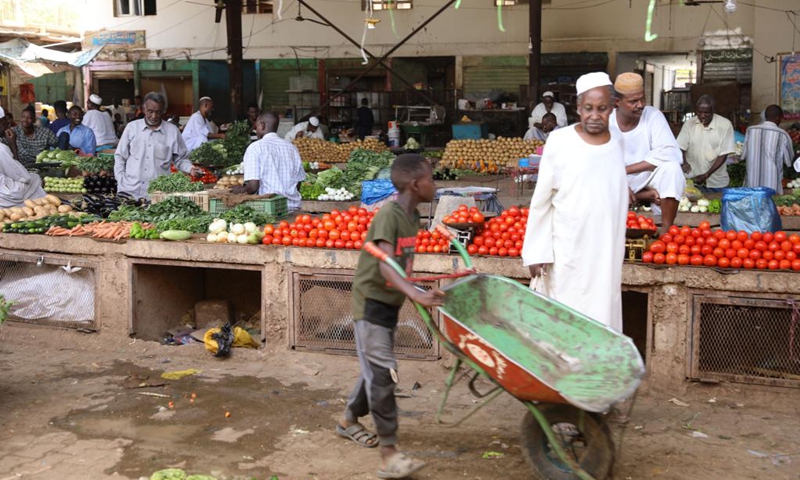 Vendors display vegetables and fruits in Khartoum, Sudan on May 10, 2022.(Photo: Xinhua)