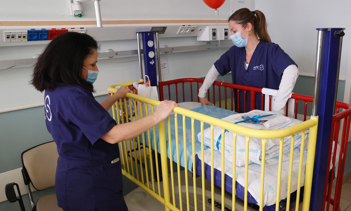Medical staff of the Sheba Medical Centre prepare rooms for reopening children's COVID-19 ward on January 11, 2022 in the Israeli city of Ramat Gan. Photo: VCG