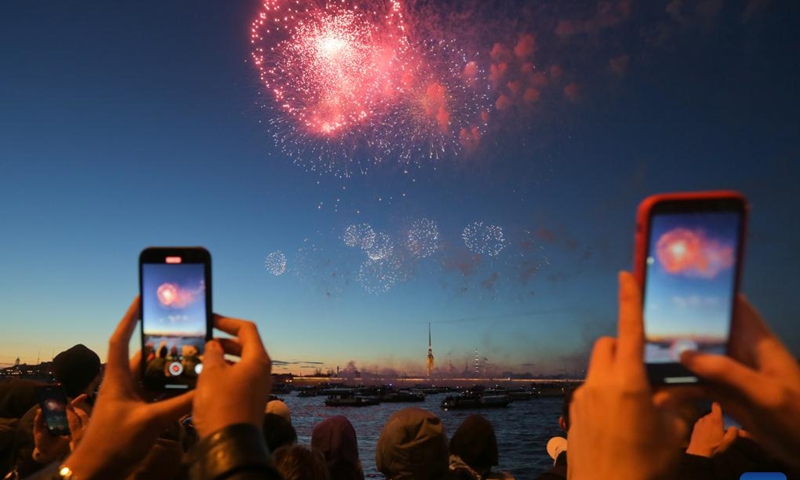 Photo taken on May 9, 2022 shows fireworks commemorating the 77th anniversary of the victory in the Great Patriotic War in St. Petersburg, Russia.(Photo: Xinhua)