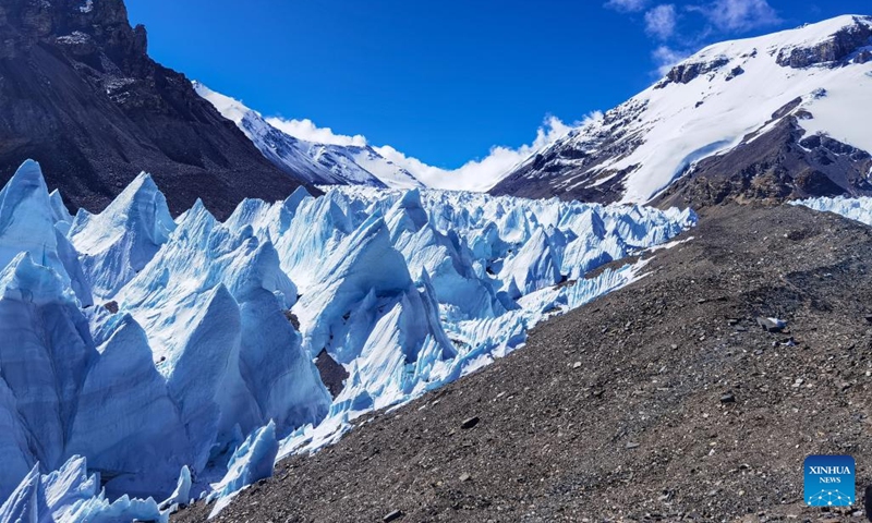 Photo taken with a mobile phone shows a view of the East Rongbuk glacier on Mount Qomolangma, May 6, 2022. The new comprehensive scientific expedition on Mount Qomolangma, as part of China's second scientific research survey of the Qinghai-Tibet Plateau, is the country's first scientific research above an altitude of 8,000 meters on the peak.(Photo: Xinhua)