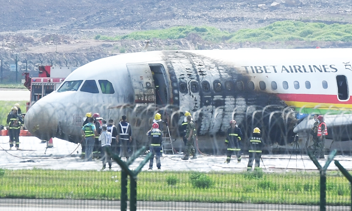 Rescuers are seen at the site where a Tibet Airlines Airbus A319 caught fire after an aborted takeoff, at Chongqing Jiangbei International Airport in Southwest China's Chongqing Municipality on May 12, 2022. All 113 passengers and nine crew have been safely evacuated. Photo: VCG