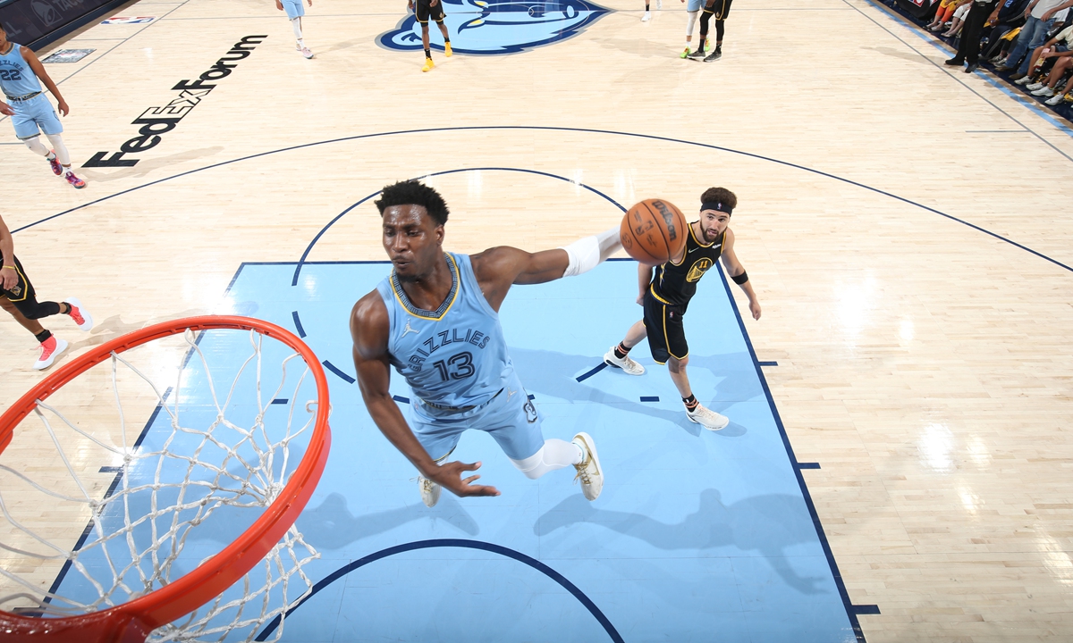 Jaren Jackson Jr of the Memphis Grizzlies drives to the basket against the Golden State Warriors on May 11, 2022 in Memphis, Tennessee. Photo: VCG