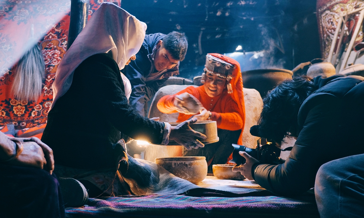 The production team shoots a scene with an ethnic Tajik family in Xinjiang. 
Right: Baking naans
Top: The big-plate chicken   Photos: Courtesy of Kurbanjan Samat