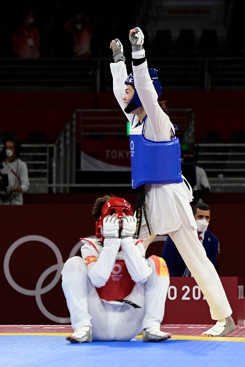 Thailand's Panipak Wongpattanakit celebrates winning against Spain's Adriana Cerezo Iglesias in the taekwondo women's -49kg gold medal bout during the Tokyo Olympic Games on July 24, 2021. Photo: AFP