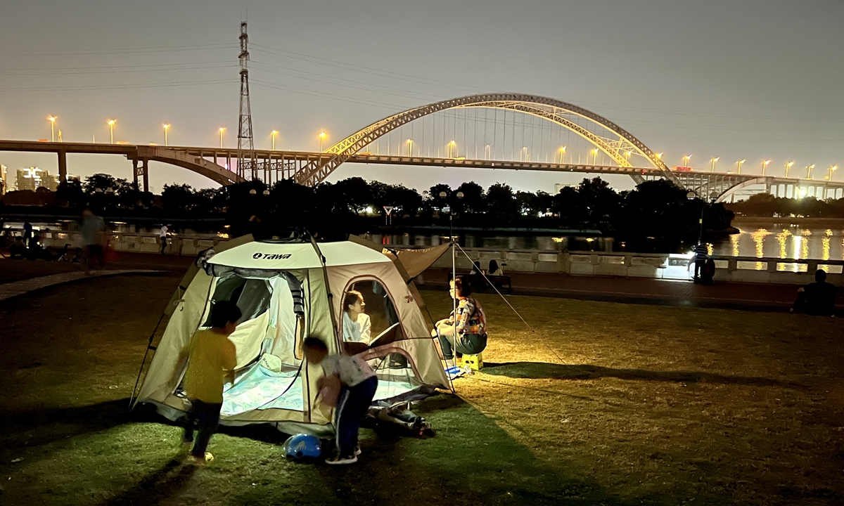 Chinese tourists enjoy camping trips during the May Day holidays. Photo: VCG 