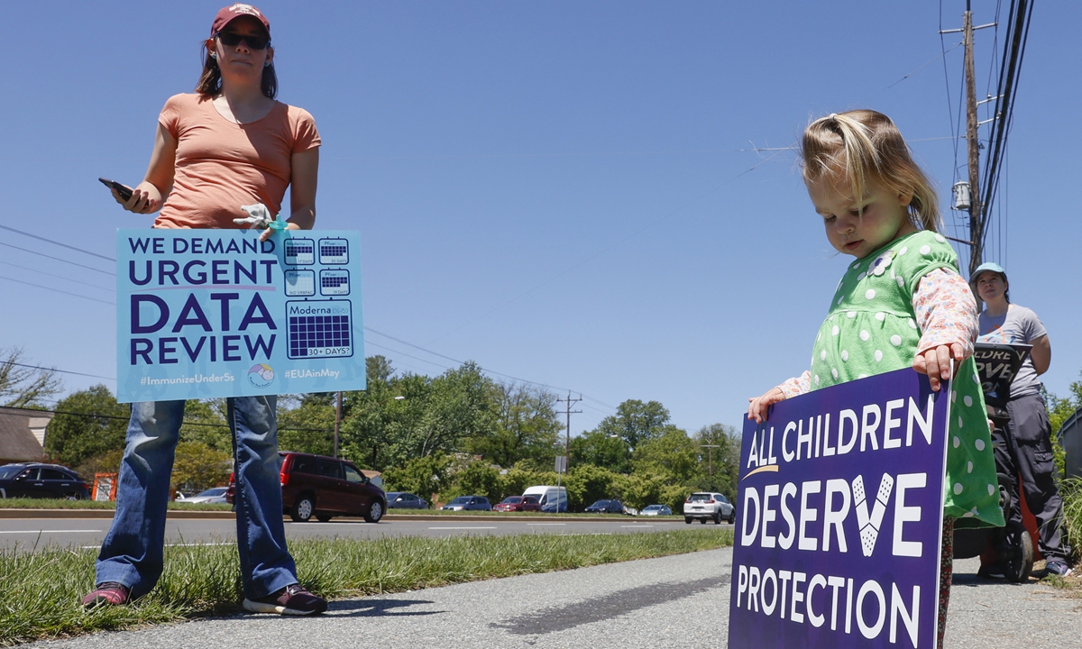 A child is seen with a sign during a demonstration urging the Food and Drug Administration to authorize vaccines for children under 5 at the FDA on May 09, 2022 in Washington, DC. Photo: AFP