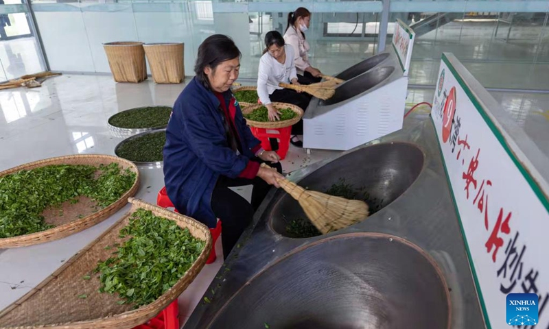 Workers bake tea leaves in Dawan Village of Jinzhai County, east China's Anhui Province, April 19, 2022. Located in the deep of Dabieshan Mountain region, Jinzhai County is a famous tea planting and production base. During the past years, the county has been actively promoting industrial integration and agro-tourism to boost local people's income.(Photo: Xinhua)