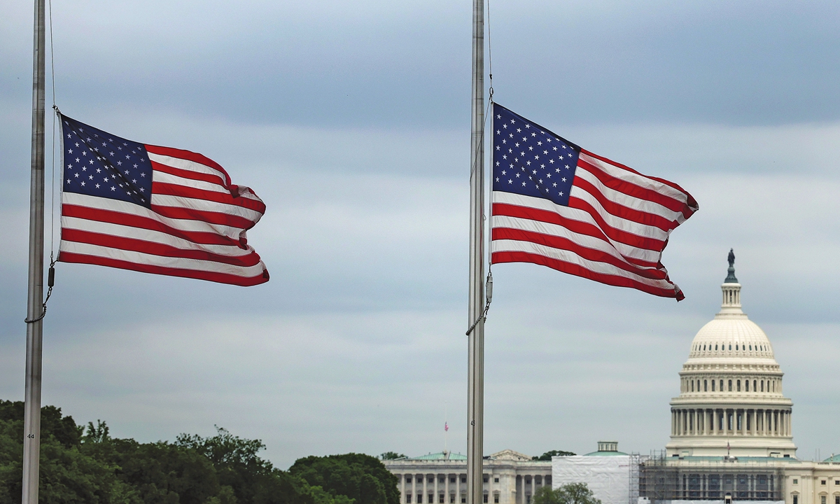 Flags at the base of the Washington Monument fly at half-staff on May 12, 2022, as the US sees 1 million deaths from COVID-19. Photo: VCG