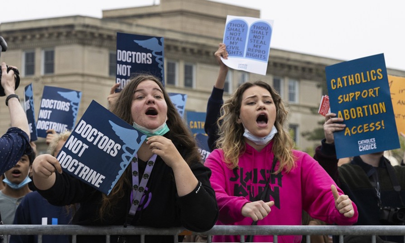 Abortion advocates and protesters gather outside the U.S. Supreme Court following the leak of a draft opinion on abortion rights in Washington, D.C., the United States, on May 3, 2022.Photo:Xinhua