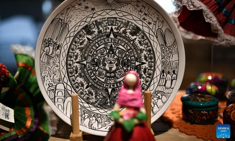 Photo taken on May 10, 2022 shows a souvenir featuring the Stone of the Sun (rear) at the National Museum of Anthropology in Mexico City, Mexico. The Stone of the Sun highlights the Sun's role in Aztec belief and religion. (Xinhua/Xin Yuewei)