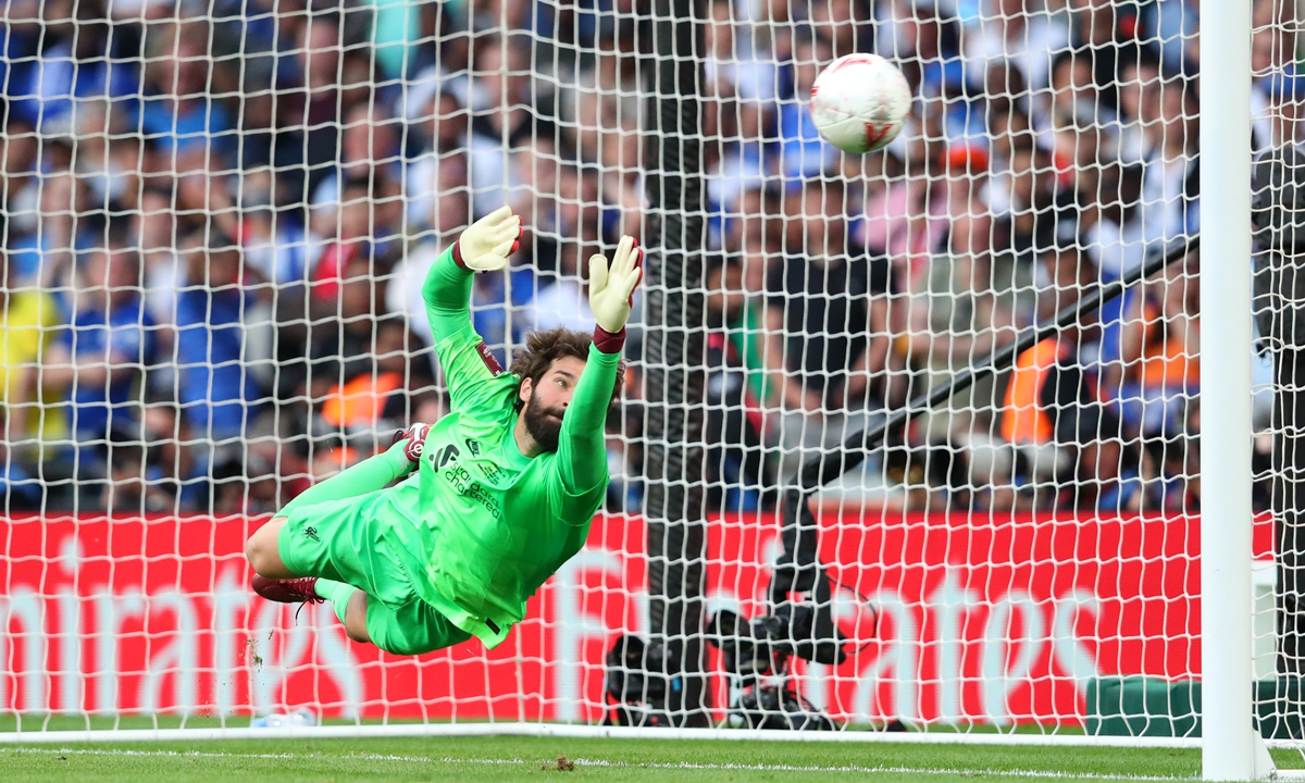 Alisson Becker of Liverpool makes a save from Cesar Azpilicueta of Chelsea during a penalty shootout on May 14, 2022 in London, England. Photo: VCG