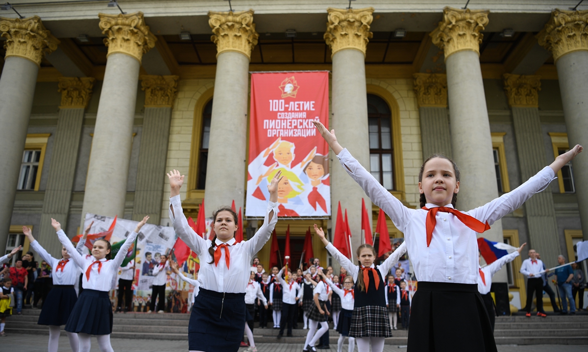 Schoolchildren perform at a ceremony marking the centenary of the Lenin All-Union Pioneer Organization, in front of the Gorky House of Culture in Novosibirsk, Russia on May 19, 2022. Photo: VCG