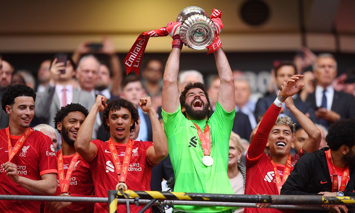 Alisson Becker lifts the Emirates FA Cup trophy on May 14, 2022 in London, England. Photo: VCG