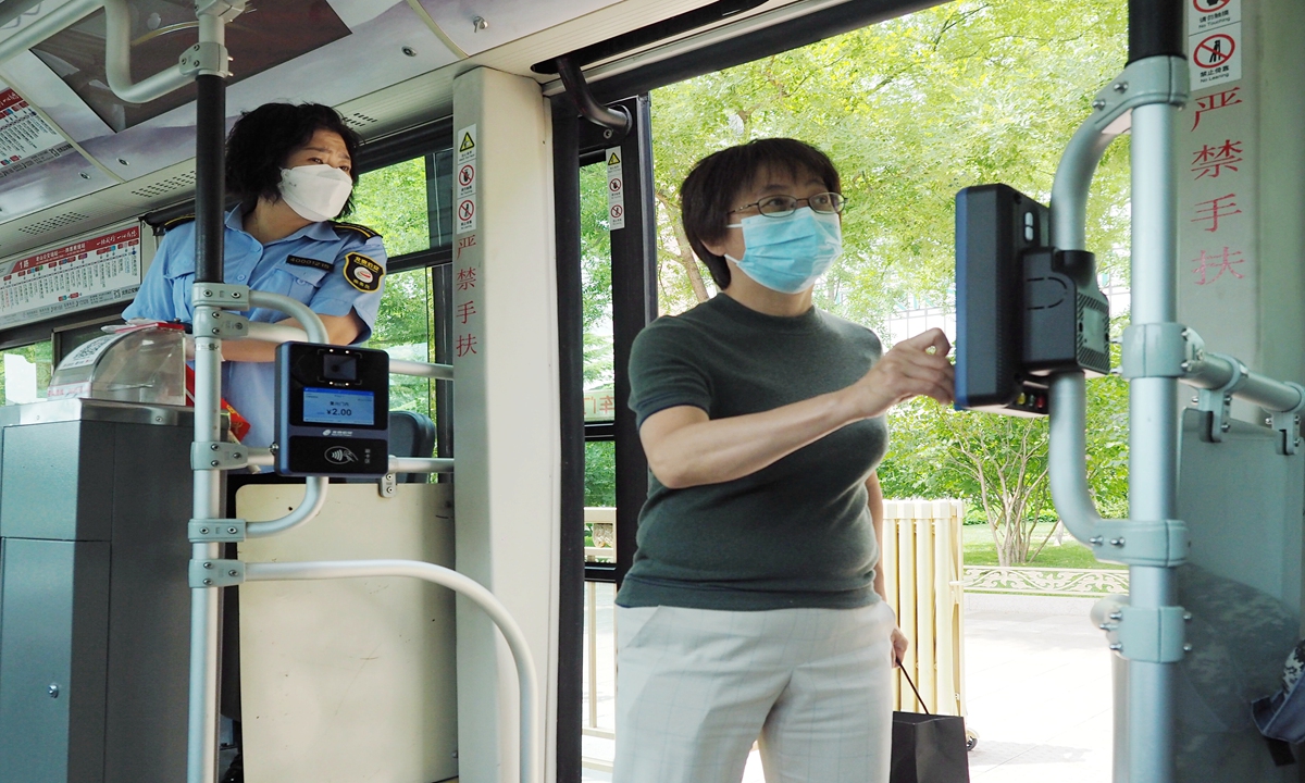 A passenger swipes a transportation card to take a bus in Beijing, on June 15, 2022. From June 15, toll machines in Beijing's public transport network could automatically check passengers' health codes and nucleic acid test results. A negative nucleic acid test result within 72 hours is necessary to use public transportation in Beijing. Photo: cnsphoto