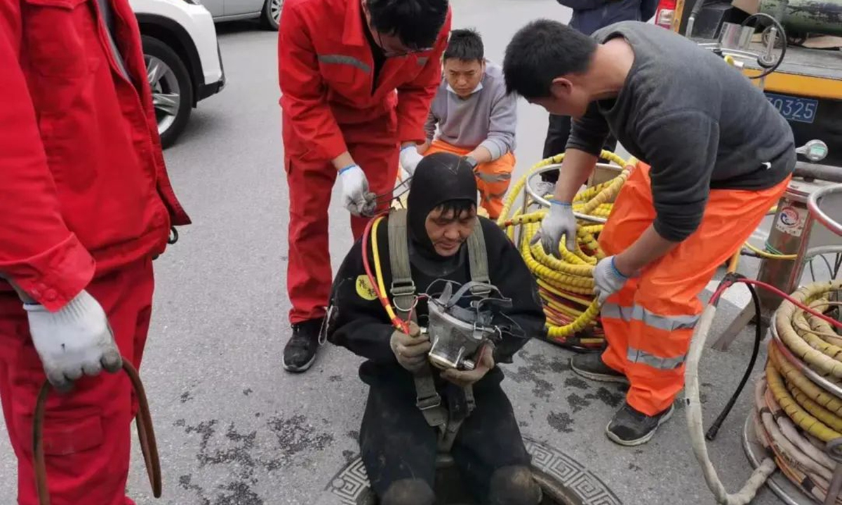 Rescuers are searching for the 3-year-old boy who fell into sewer drain through a manhole and was swept away in Xi'an, the capital city of Northwest China's Shaanxi Province, May 15, 2022. From: CCTV News