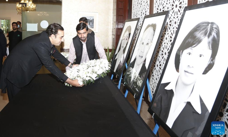 Pakistani Foreign Minister Bilawal Bhutto Zardari (L) pays his tribute to the Chinese victims of the terrorist attack during a memorial service in Islamabad, capital of Pakistan on May 14, 2022.Photo:Xinhua