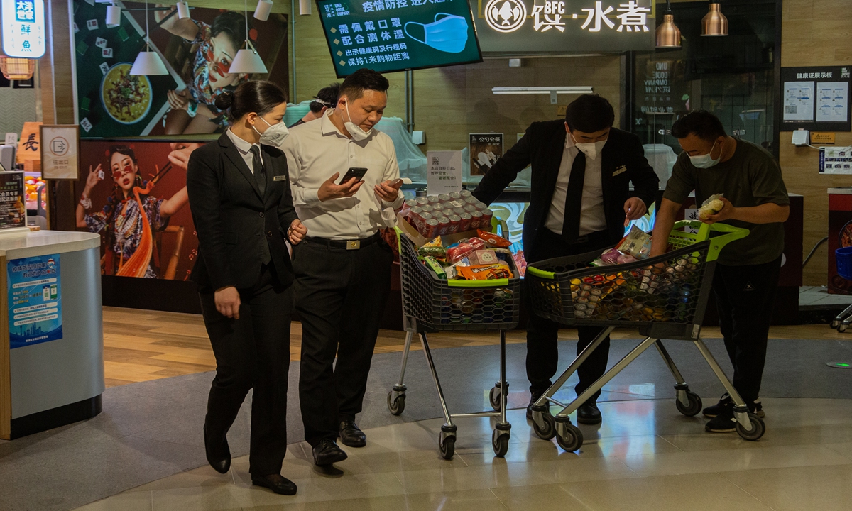 Customers shop in a BFC supermarket in Shanghai on May 25, 2022. Malls and department stores in Shanghai will resume full on-site business from June 1. Other services such as catering, hairdressing and dry-cleaning will resume in an orderly manner. The total customer flow should not exceed 50 percent of the maximum capacity before May 31. Photo: Shi Liu/GT
