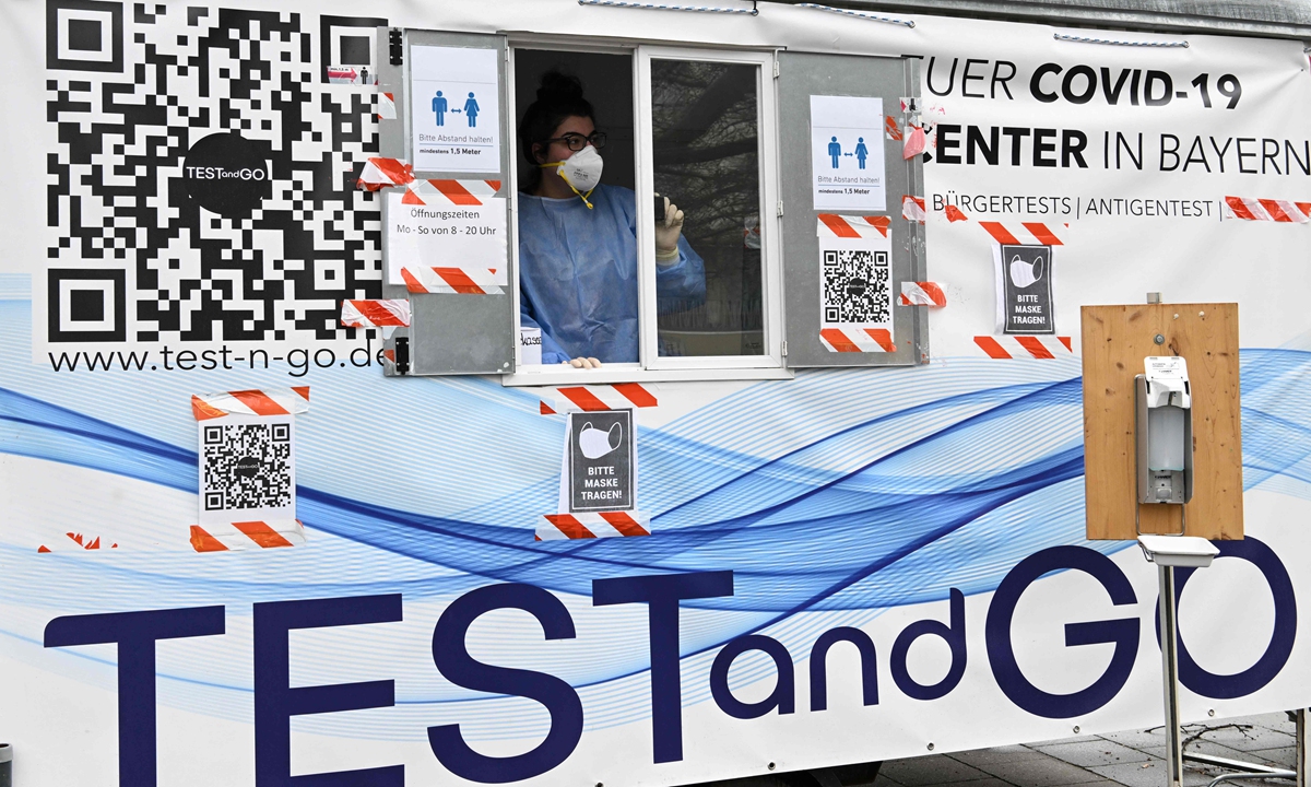 A health worker waits for customers in a mobile COVID-19 test station in Munich on April 8. Photo: VCG