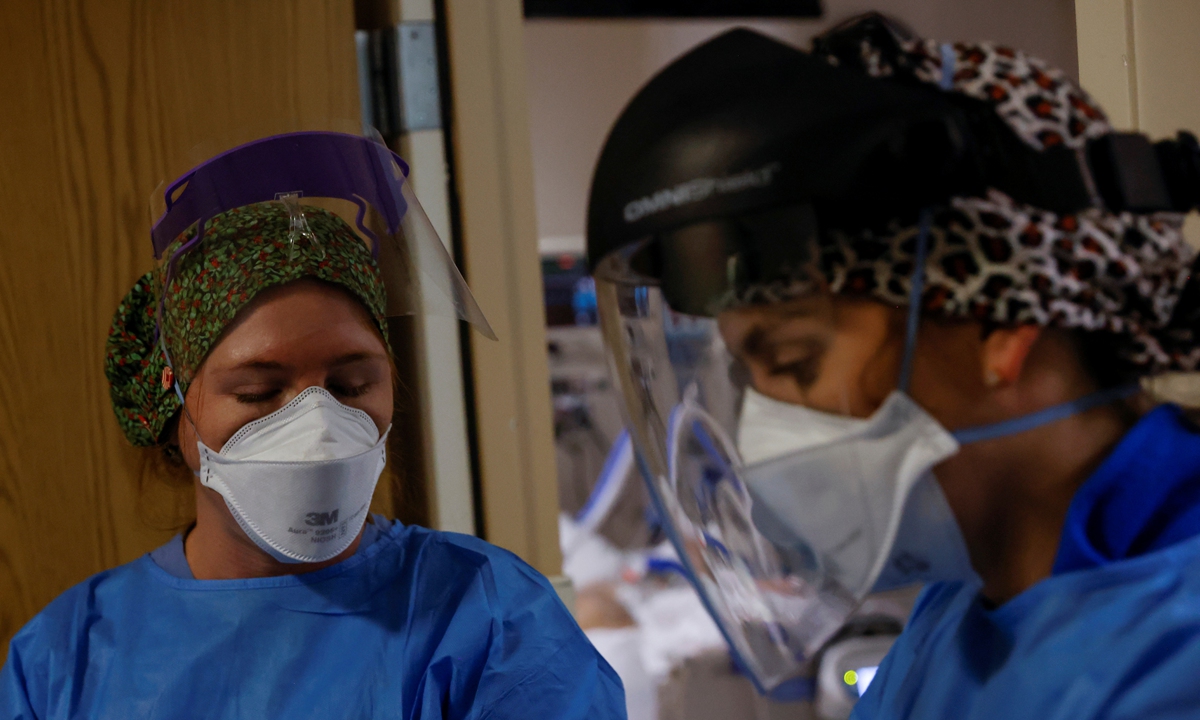 Medical staff treat a COVID-19 patient in the ICU at a hospital in Mission Viejo, California, US, on January 25, 2022. Photo: IC