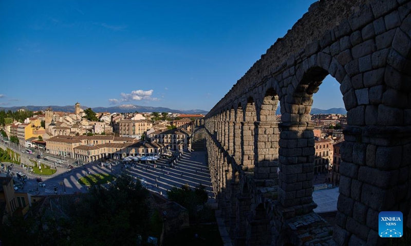 Photo taken on May 10, 2022 shows the Roman aqueduct in Segovia, Spain. Segovia is famous for its Roman aqueduct, as well as ancient churches and castles. The old town of Segovia and its aqueduct were listed as the World Heritage by the UNESCO in 1985. (Photo by Pablo Morano/Xinhua)