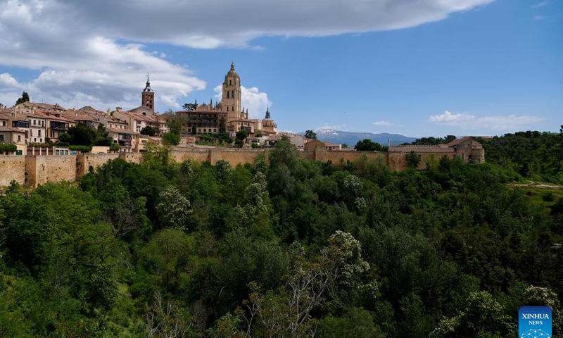 Photo taken on May 14, 2022 shows the scenery of Segovia, Spain. Segovia is famous for its Roman aqueduct, as well as ancient churches and castles. The old town of Segovia and its aqueduct were listed as the World Heritage by the UNESCO in 1985. (Photo by Pablo Morano/Xinhua)