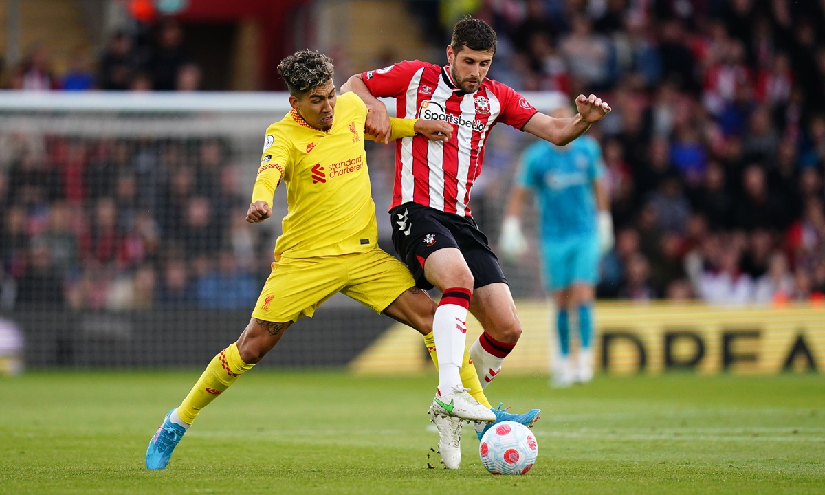 Liverpool's Roberto Firmino (left) and Southampton's Jack Stephens battle for the ball on May 17, 2022 in Southampton, England. Photo: VCG