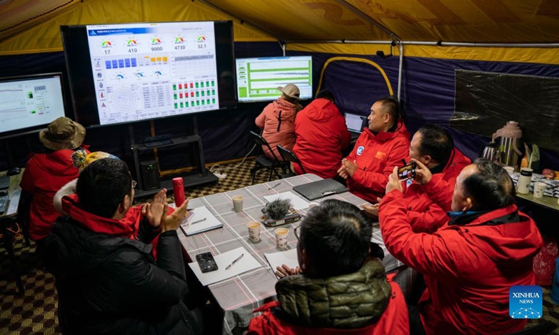 Scientific research members celebrate when floating airship Jimu No.1 type III reaches the altitude above 9,000 meters in Zhaxizom Township of Tingri County, southwest China's Tibet Autonomous Region, May 15, 2022.Photo:Xinhua