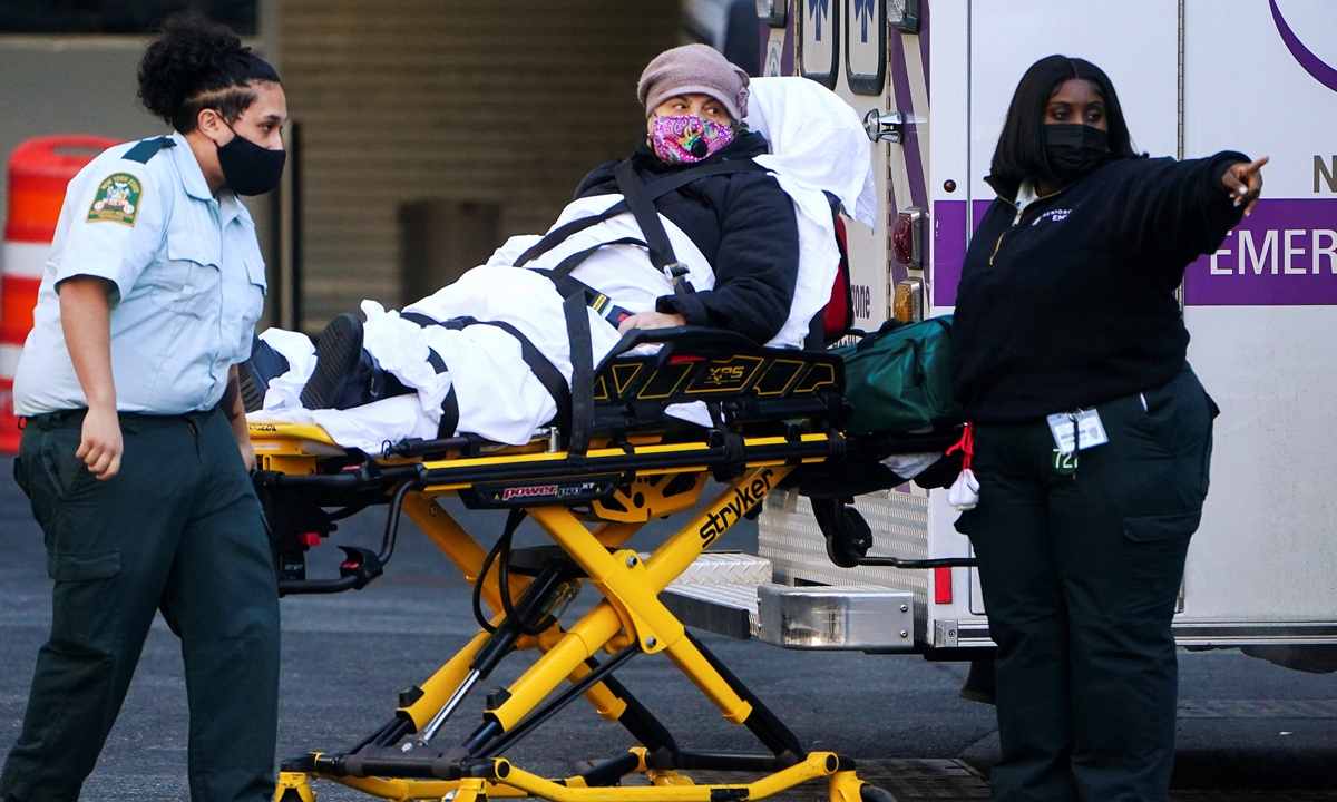 A COVID-19 patient is brought into an emergency department in the Manhattan borough of New York City, US, on January 11, 2022. Photo: IC