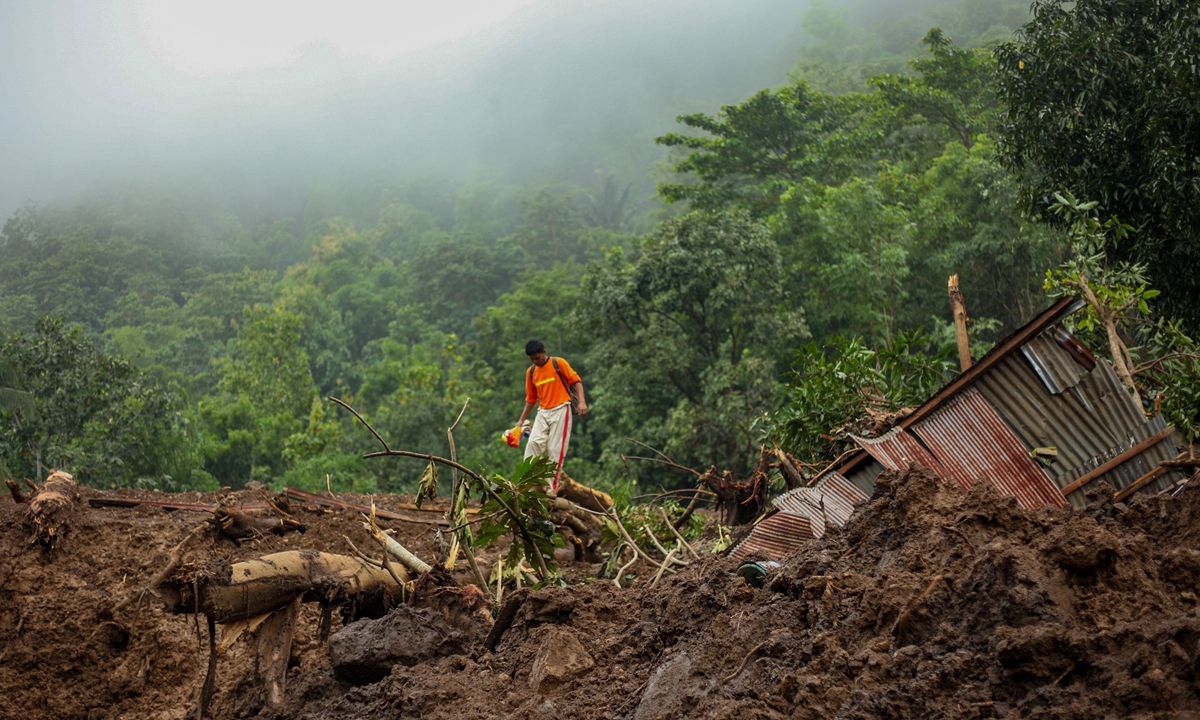 An Indonesian rescuer searches for survivors after a landslide in Gowa, Indonesia on January 25, 2019, after heavy rain and strong winds pounded the southern part of Sulawesi island. Photo: AFP