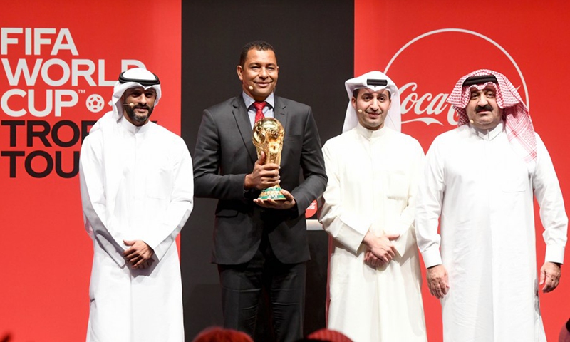 Brazilian former soccer player Gilberto Silva (2nd L) displays the World Cup trophy during a FIFA World Cup Trophy Tour event in Kuwait City, Kuwait, May 16, 2022.(Photo: Xinhua)
