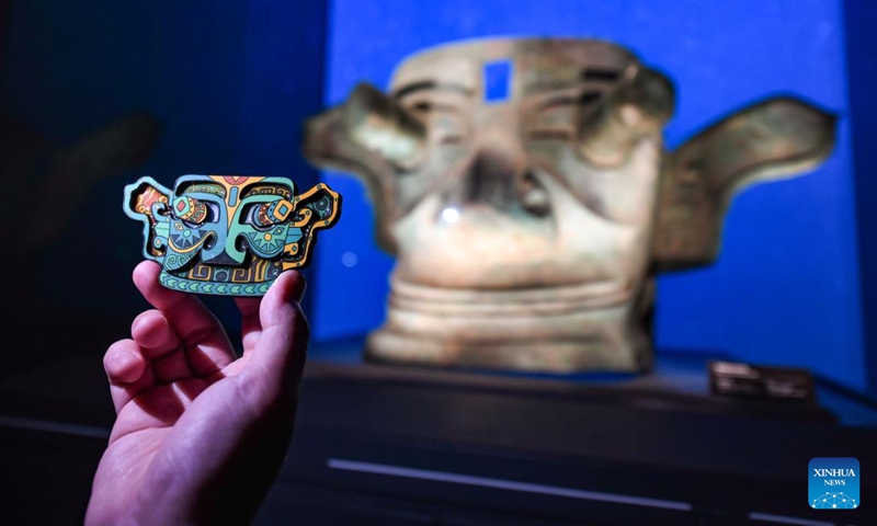 A fridge magnet in shape of a bronze mask is displayed in Sanxingdui Museum in Guanghan, southwest China's Sichuan Province, May 16, 2022. In recent years, important archaeological discoveries from Sanxingdui Ruins site have driven the boom of the designing and sales of cultural and creative products in the Sanxingdui Museum.Products based on excavated cultural relics are popular among visiting tourists.(Photo: Xinhua)