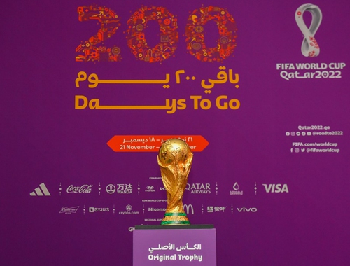 The World Cup trophy is on display during a FIFA World Cup Trophy Tour event as the Qatar 2022 FIFA World Cup counts down 200 days to kick-off in Doha, Qatar, May 5, 2022.(Photo: Xinhua)
