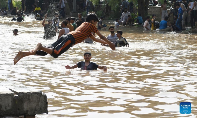 People cool off in a canal during a heatwave in Lahore, Pakistan, on May 16, 2022. Pakistani Prime Minister Shahbaz Sharif on Monday constituted a task force to deal with the pressing issue of climate change in the country, the Prime Minister's Office said. The decision was taken at a high-level meeting amid the recent heatwave and direct consequences of climate change in Pakistan, the office said in a statement.(Photo: Xinhua)