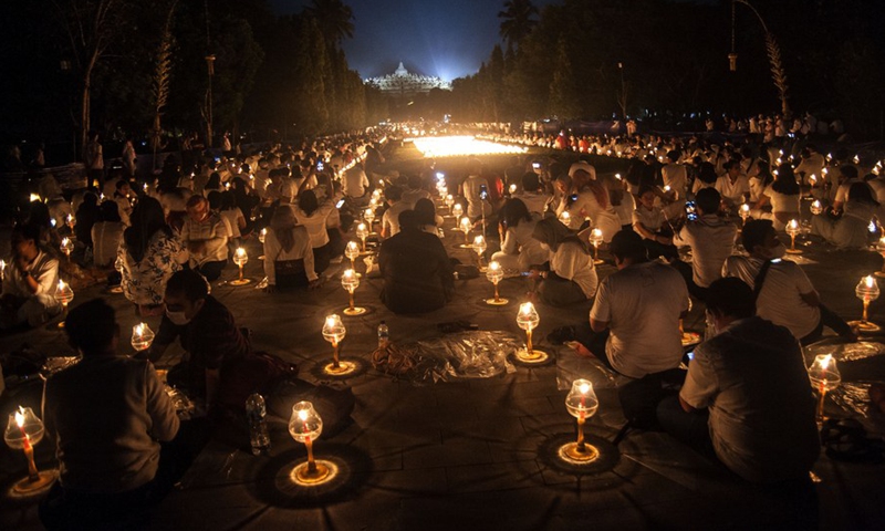 People attend a ceremony to celebrate Vesak Day at Borobudur temple in Magelang, Central Java, Indonesia, May 16, 2022.(Photo: Xinhua)