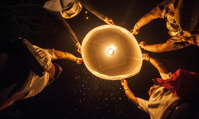 People fly lanterns during a ceremony to celebrate Vesak Day at Borobudur temple in Magelang, Central Java, Indonesia, May 16, 2022.(Photo: Xinhua)