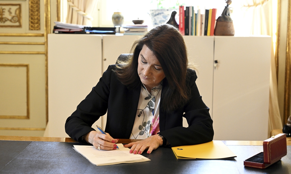Swedish Minister of Foreign Affairs Ann Linde signs Sweden's application for NATO membership at the Ministry of Foreign Affairs, in Stockholm, on May 17, 2022, following a similar decision by neighboring Finland. Photo: VCG