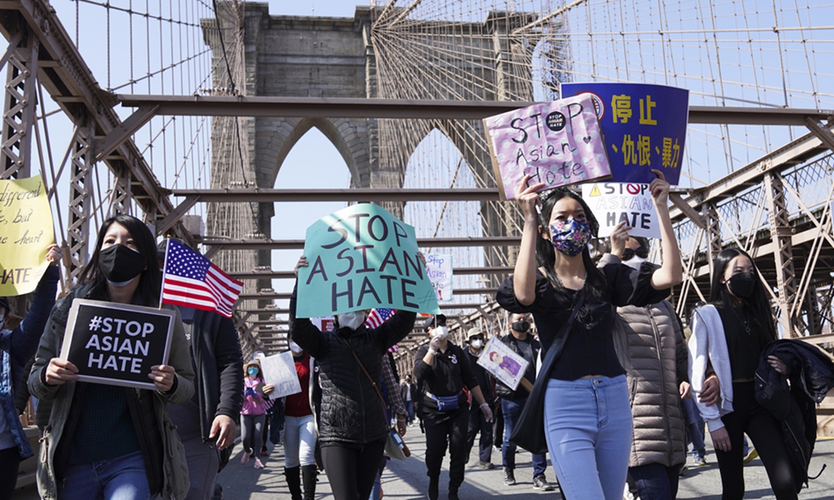 A march against anti-Asian hate crosses the Brooklyn Bridge in New York, the US, on April 4, 2021. Photos: Xinhua