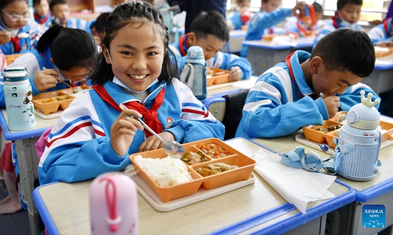 Students of a branch school of Lhasa Experimental Primary School have lunch in Lhasa, southwest China's Tibet Autonomous Region, May 12, 2022. With the operation of a catering company, some 12,000 students of six primary schools in Chengguan District of Lhasa now enjoy nutritious lunches.(Photo: Xinhua)