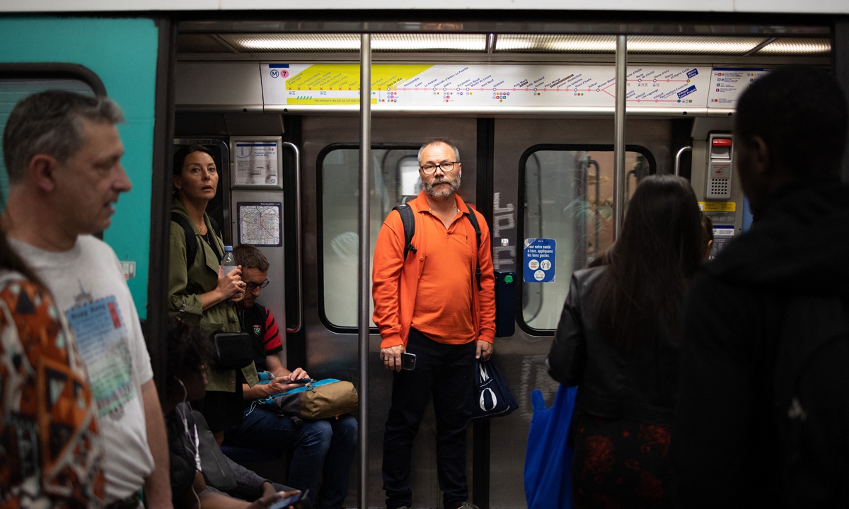 People take the subway without face masks in Paris on May 16, 2022, as the mask is not mandatory anymore in public transport in France. France reported about 3 million COVID-19 cases and 147,257 deaths as of that day. Photo: VCG